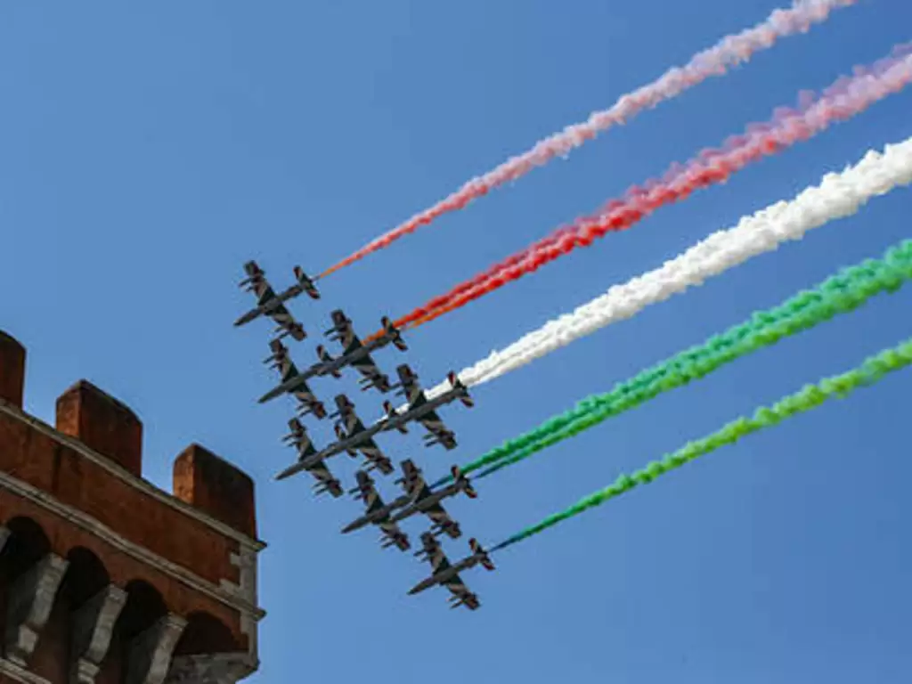 Giro d'Italia delle Frecce Tricolori in tutte le regioni: il 28 maggio a  Catanzaro - Zoom24