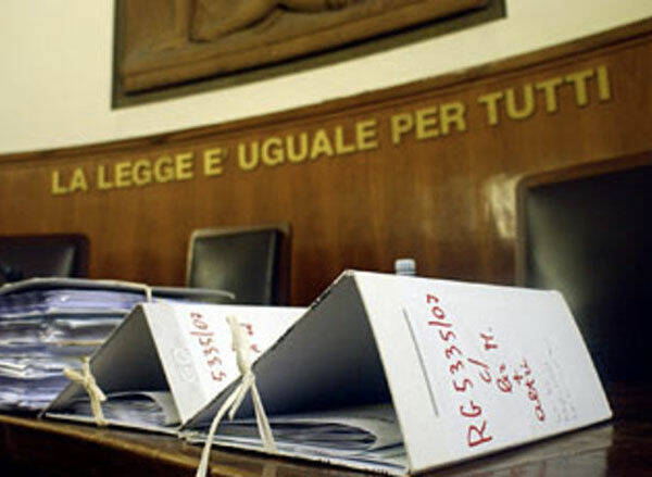 aula-tribunale-carte-documenti