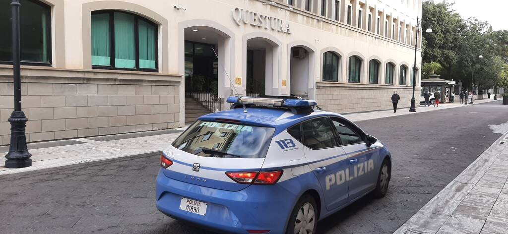 Volante Questura polizia reggio