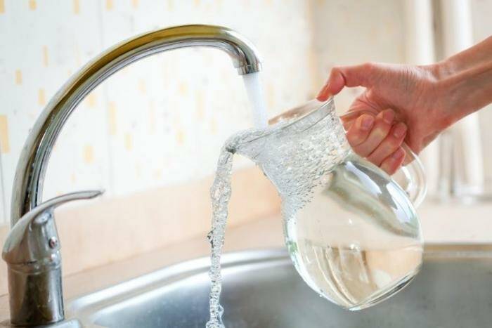 Bottiglia acqua consuma risorse 3500 volte più di rubinetto