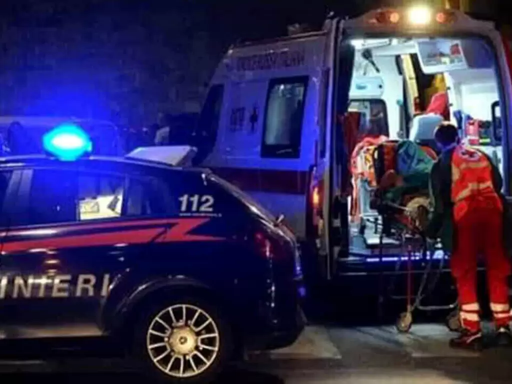 Non si fermano all'alt dei carabinieri e si schiantano contro un'auto: 5  feriti